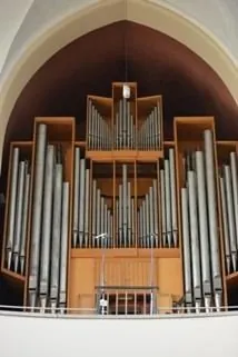 Nahaufnahme einer großen, aufwendigen Kirchenorgel.
