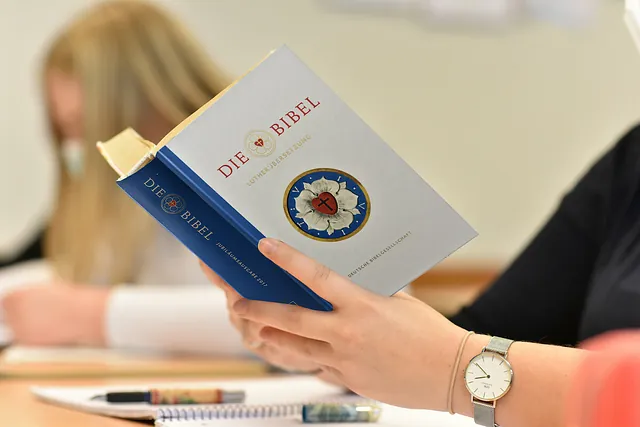 Hände halten eine deutsche Bibel, "Die Bibel".