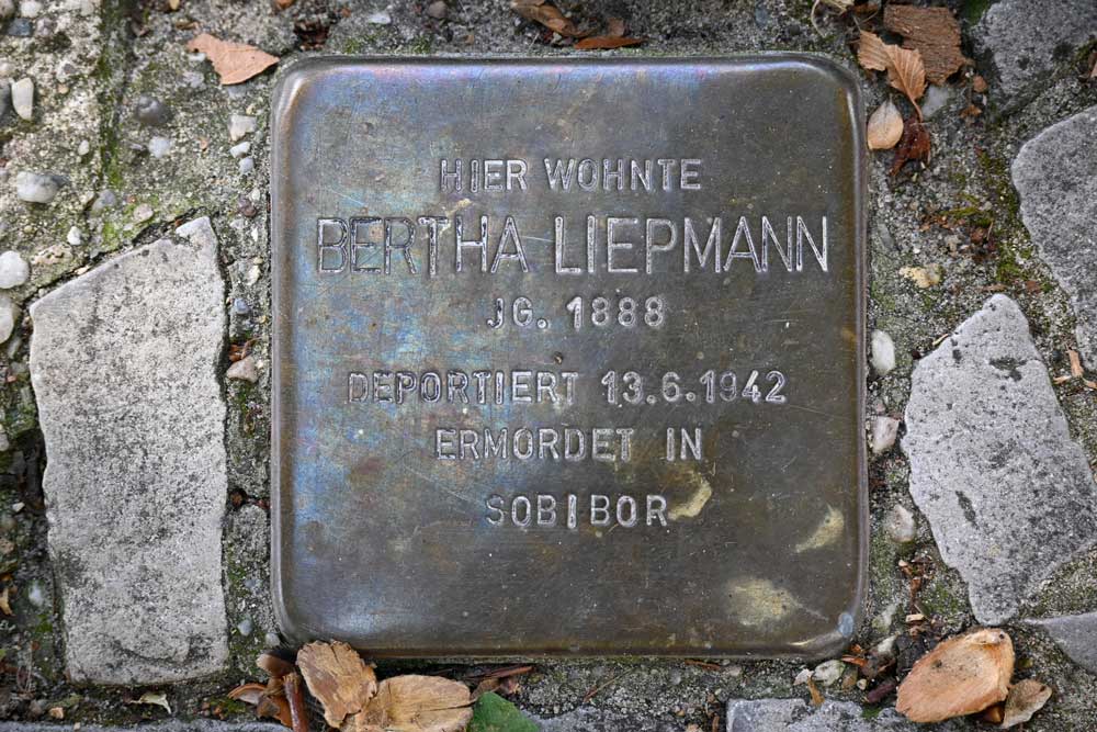 Stolperstein für Bertha Liepmann, 1942 deportiert, in Sobibor ermordet.