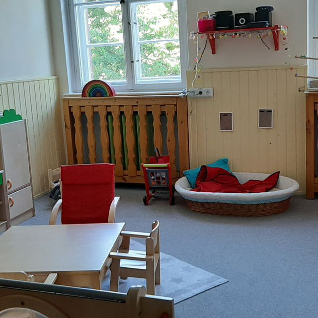 Kinderspielraum mit Zelt und Spielküche.