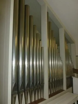Kirchenorgelpfeifen, silbern glänzend.