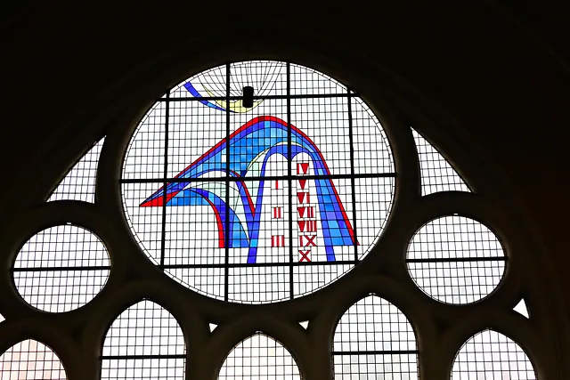 Abstraktes Buntglasfenster mit blauen und roten Formen.