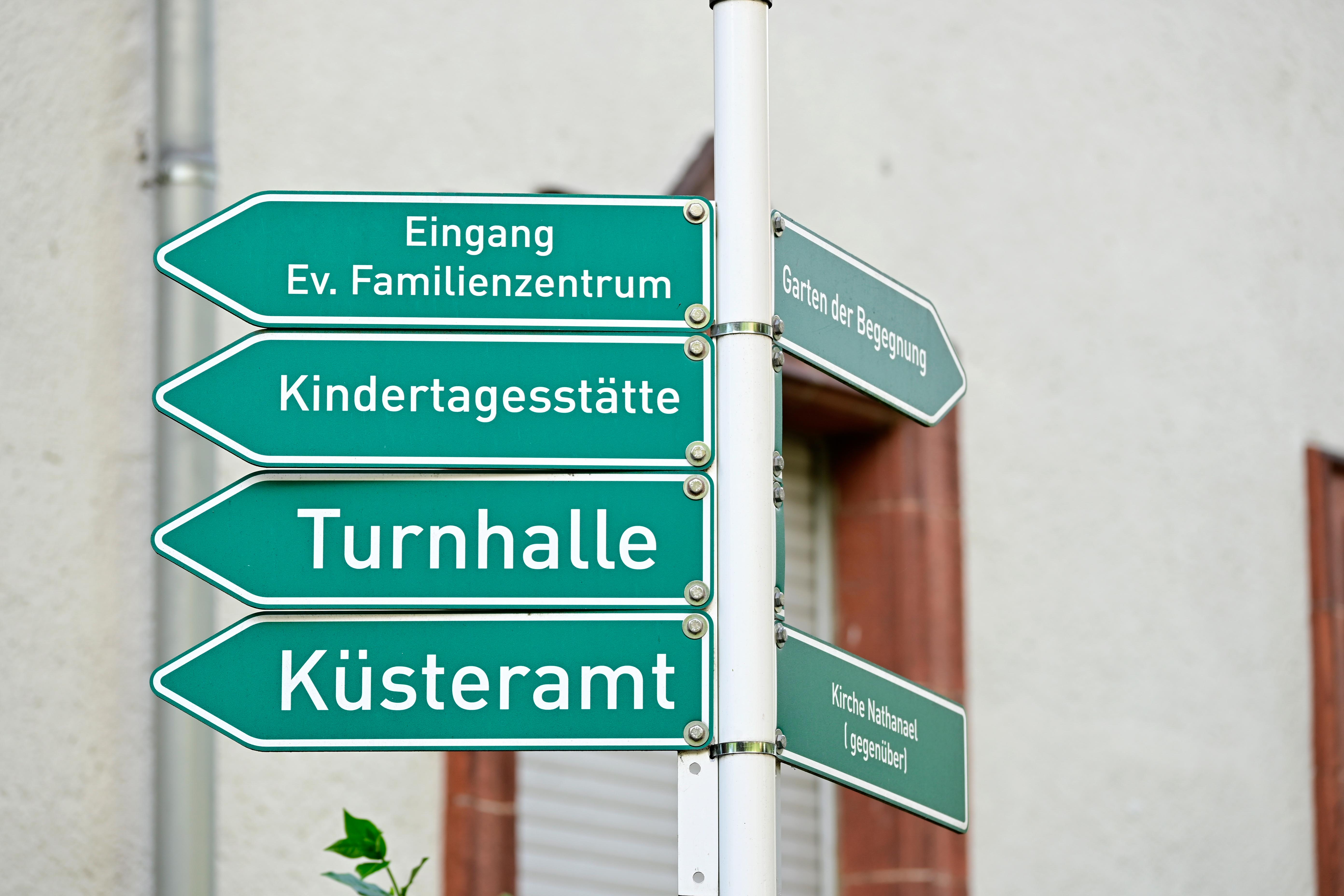 Grüne Wegweiser für kirchliche Einrichtungen.
