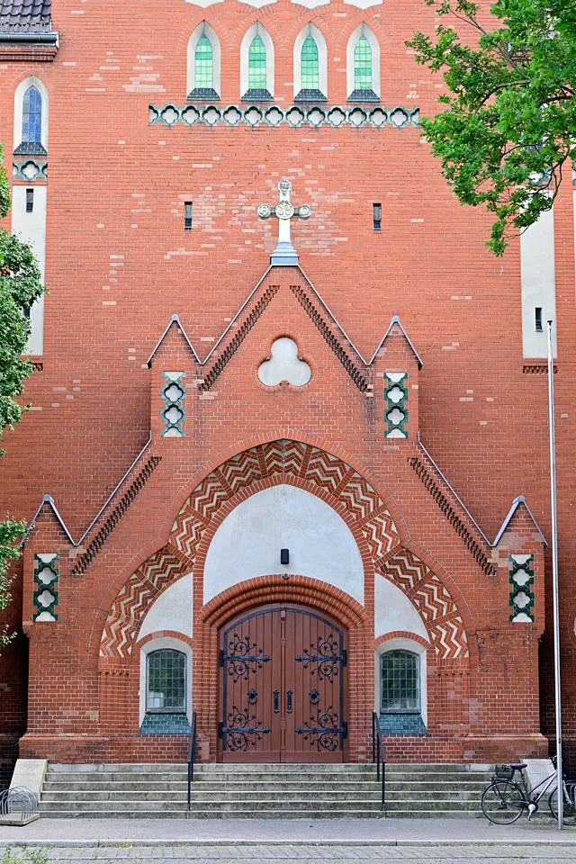 Philippus-Nathanael Kirchenfassade, einladend und stattlich.