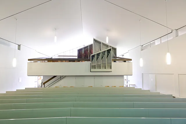Helle, minimalistische Kirche mit beeindruckender Orgel.