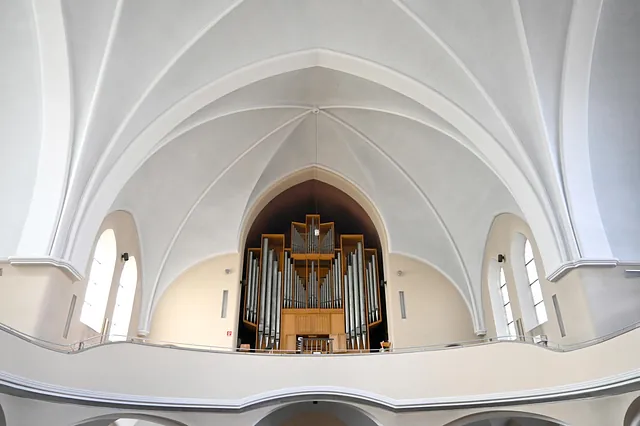 Beeindruckende Kirchenorgel, klassisches Design.