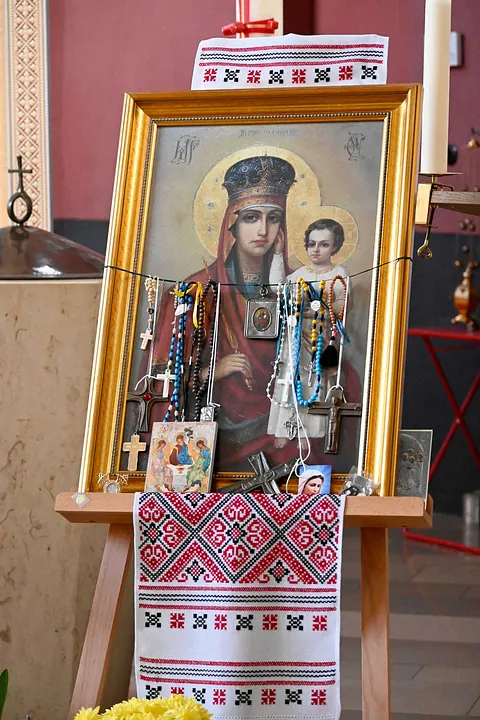 Orthodoxe Ikone von Maria und Jesus mit Rosenkränzen und besticktem Tuch.