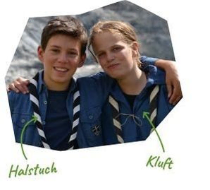 Erkennungszeichen der bündischen Jugend sind Halstuch und Kluft.