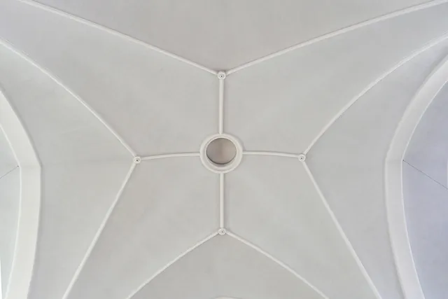 Weißes gewölbtes Kirchendach, symmetrisches Design.