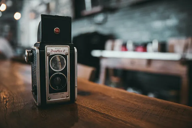 Vintage Kodak Duaflex II Kamera auf Holzoberfläche.