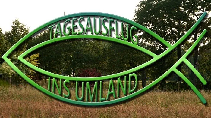 Außenaufnahme mit prominentem grünen Fischsymbol.