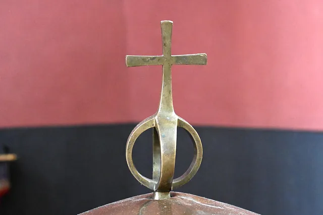 Nahaufnahme eines Bronzekreuzes auf Kirchenausstattung.