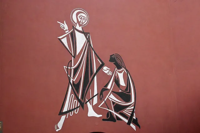 Moderne religiöse Kunst auf roter Wand: Jesus und Jünger.
