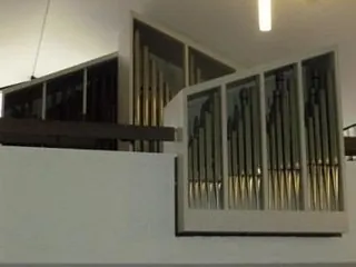 Zeitgenössische Kirchenorgel, geometrisches Design.